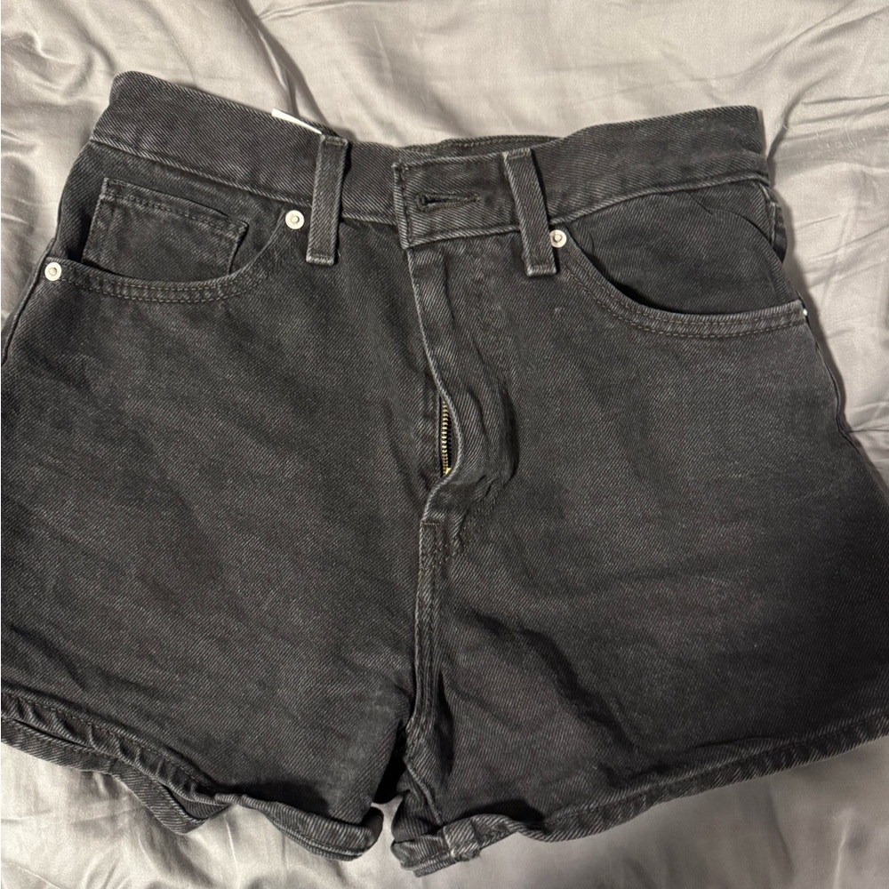 Black Levi’s denim high-waisted mom shorts